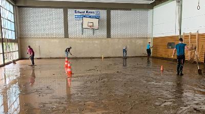 Galerie Hochwasserhilfe in der Turnhalle der Grundschule in Gemünd